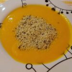 Scopri di più sull'articolo Vellutata di zucca con mandorle e canapa decorticata