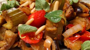 Scopri di più sull'articolo Caponata sfiziosa con mandorle e pinoli
