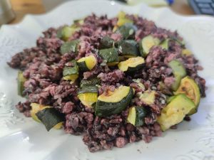 Scopri di più sull'articolo Risotto venere con pollo e zucchine