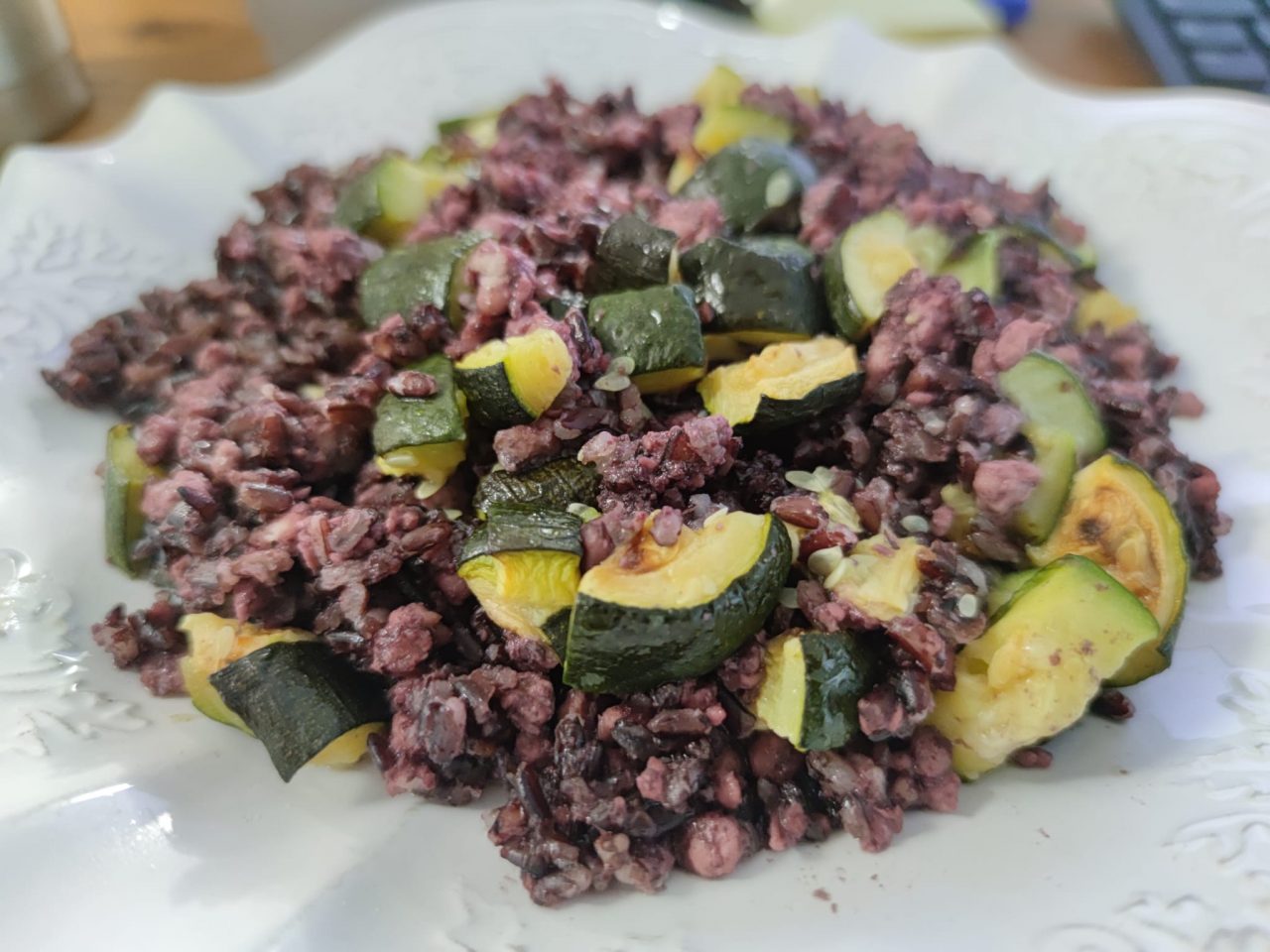 Al momento stai visualizzando Risotto venere con pollo e zucchine