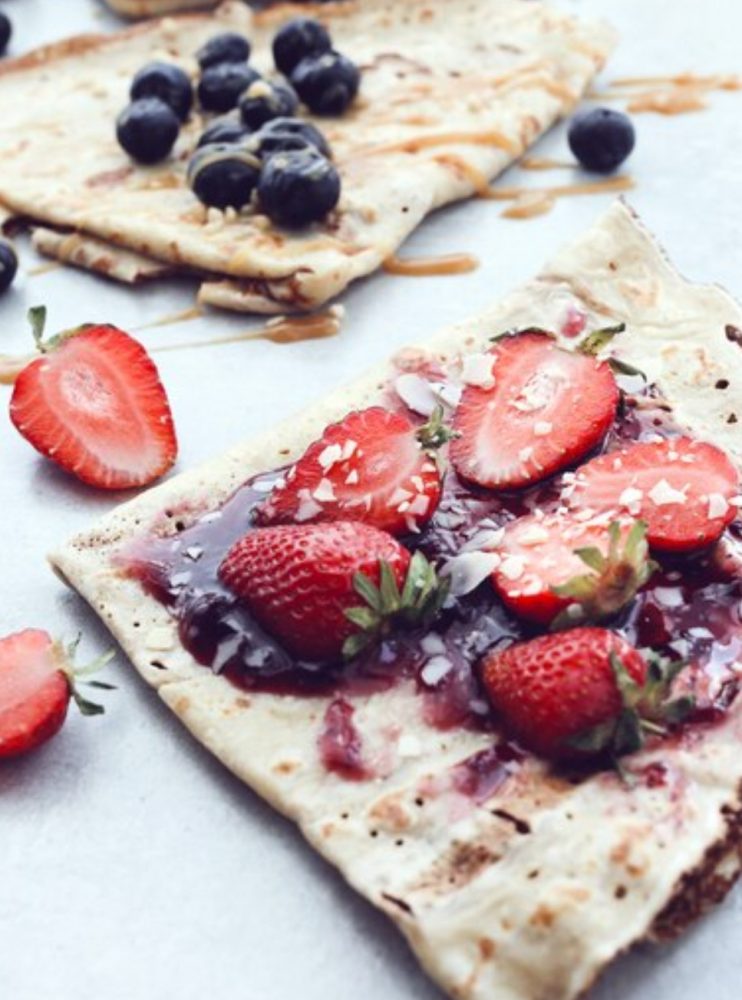Al momento stai visualizzando Crepes cheto al cocco con frutti rossi