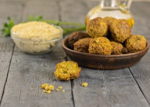 Scopri di più sull'articolo Polpette di verdure miglio e curcuma con salsa thaina