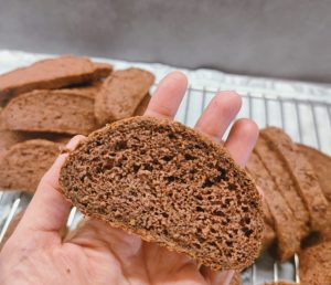 Scopri di più sull'articolo Pane di riso rosso/venere, lino e zucca
